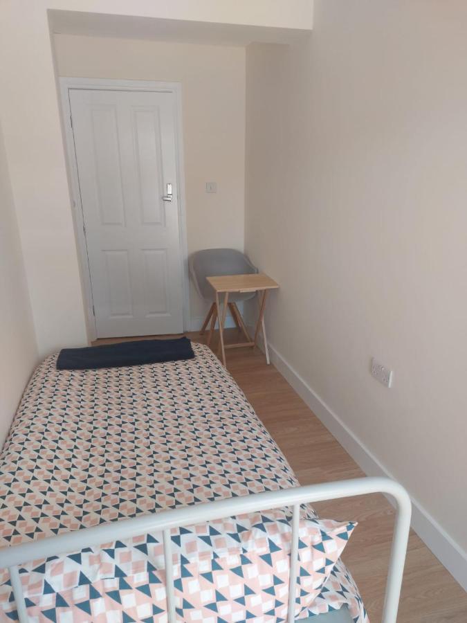Single Room Only For One Adult Southall Zewnętrze zdjęcie