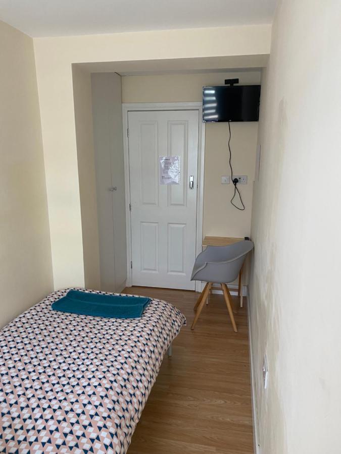 Single Room Only For One Adult Southall Zewnętrze zdjęcie